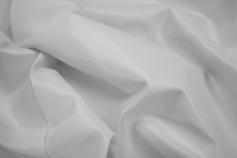 Tkanina ogrodowa w kolorze białym - fale